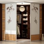 خزانة متحركة في شكل خزانة ملابس