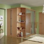 خزانة ملابس انزلاقية في زاوية الممر حول العمود