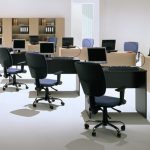 مزيج من الألوان الداكنة والخفيفة في المكتب