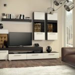 أثاث حديث مشرق في غرفة المعيشة