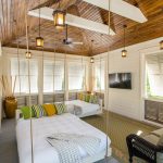 سرير معلق أبيض في منزل ريفي