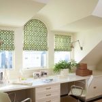 مكتب أبيض لطفلين على النافذة