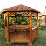 أربور مع مقاعد مدمجة وطاولة