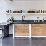 ملموسة في الداخل من المطبخ