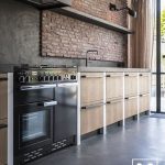 سطح عمل خرساني بالقرب من جدار القرميد