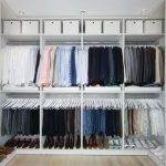 غرفة ملابس كبيرة مفروشة