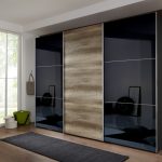 خزانة ملابس كبيرة بأبواب ذات مرايا سوداء