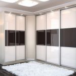 خزانة ملابس كبيرة مع أبواب مشتركة