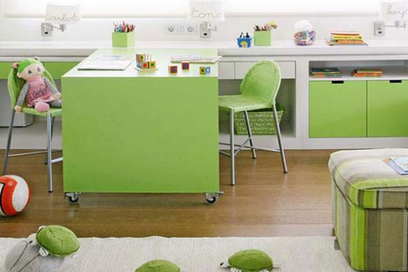 طاولة كبيرة لطفلين