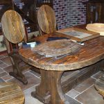 الجدول المصقول والكراسي تبدو فعالة جدا.