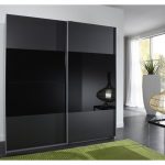 خزانة ملابس سوداء أنيقة