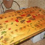 Decoupage قادر على تحويل طاولة المطبخ