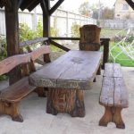 طاولة خشبية بشكل غير عادي