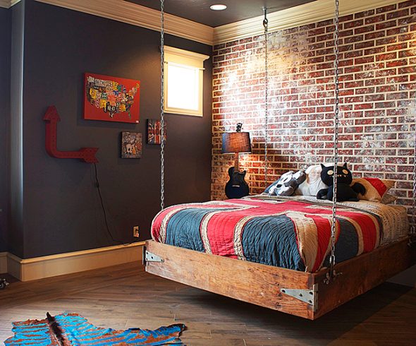 نائمة غير عادية على سلاسل