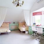 الأطفال لفتاتين مع مكاتب على طول النافذة