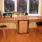 مكاتب الأطفال على طول النافذة