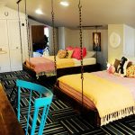 أسرة معلقة للأطفال في الداخل