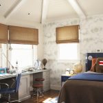 مكتب طويل من النافذة