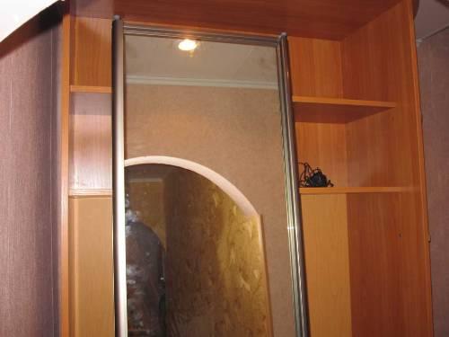 يتم إدراج بكرات في الدليل العلوي.