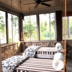 سريرين معلقين في غرفة بها نوافذ كبيرة.