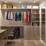 غرفة ملابس مع مرآة كبيرة وطاولة