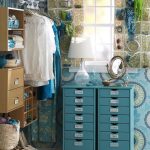 غرفة خلع الملابس مع نافذة