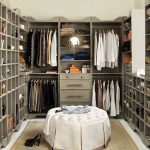 غرفة ملابس مع مرآة وعثمانية كبيرة