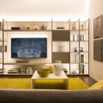 غرفة المعيشة مع الأثاث المنجد والرفوف