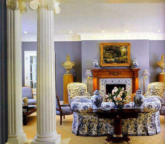 غرفة معيشة مع أريكة واحدة