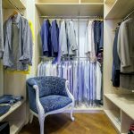 تخزين الملابس في غرفة الملابس