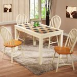 باستخدام البلاط على الطاولة يفتح قدرا كبيرا من الخيال.