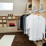 استخدم الغرفة في الطابق العلوي تحت غرفة الملابس