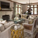 غرفة معيشة كلاسيكية بها كراسي خشبية مغطاة بفناء.