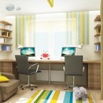 غرفة للأولاد مع طاولتين وأسرّة قابلة للطي