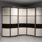 على النقيض من خزانة الزاوية في الردهة