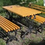 قدم مزورة وطاولة خشبية