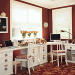 غرفة جميلة للشباب مع طاولتين منفصلتين