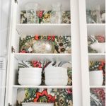 جدران واجهة خلفية جميلة للخزانات الزجاجية