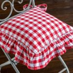 وسادة حمراء وبيضاء