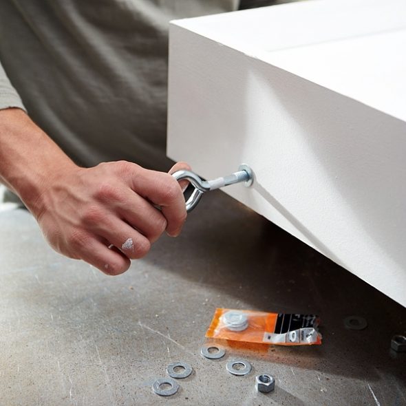 الترباس السرير من خلال الثقوب