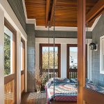 السرير على شرفة مغلقة