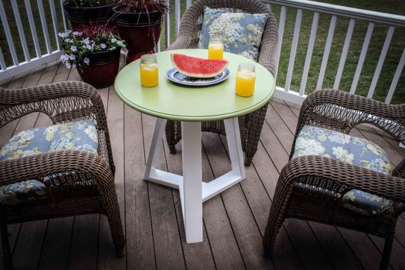 طاولة مستديرة ثابتة