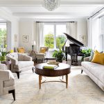 ترتيب دائري للأثاث في غرفة المعيشة الفسيحة