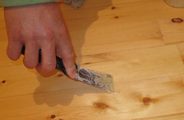 تطبيق المعجون مع ملعقة ،