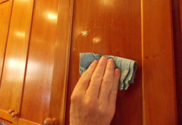 يمكن معالجة الأثاث بمزيج من الخل وزيت الزيتون