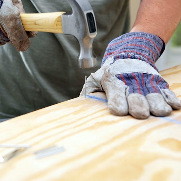 نضع الغراء على القضبان