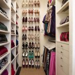 غرفة ملابس صغيرة ولكنها مريحة