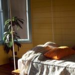 سرير معلق صغير في منزل الشاطئ