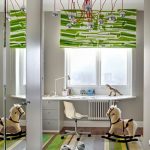 كرسي طفل صغير على عجلات