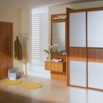 خزانة خزانة صغيرة في الردهة كاملة مع قاعدة التمثال وشماعات